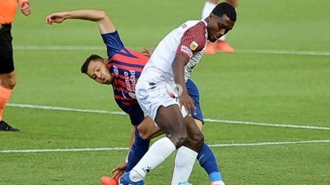 Yeiler Góez fue una de las figuras en el empate de Colón ante San Lorenzo y le mete presión a Eduardo Domínguez para estar ante Banfield. Foto: Pool ARGRA  