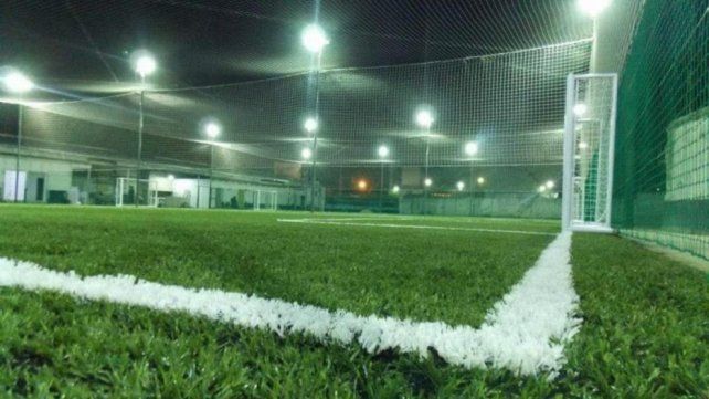 Por el momento las canchas de fútbol sí permanecerán cerradas.