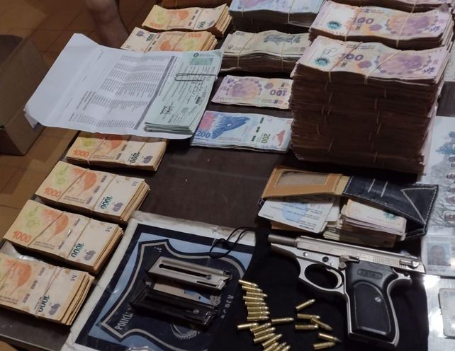 Cay&oacute; preso en su Mercedes Benz con casi dos millones de pesos y una pistola cargada