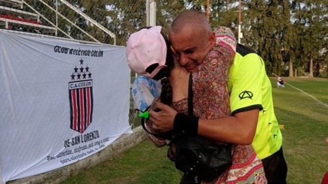 Su hija Sol desde pequeña lo acompañaba a los partidos de la Liga y mientras papá dirigía con pasión en la baby fútbol, ella se dedicaba a dibujar sin parar