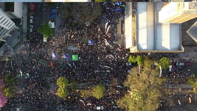 Masiva marcha universitaria en Santa Fe reunió a miles de personas en un acto que tuvo lugar en la intersección de Rivadavia y Bulevar.