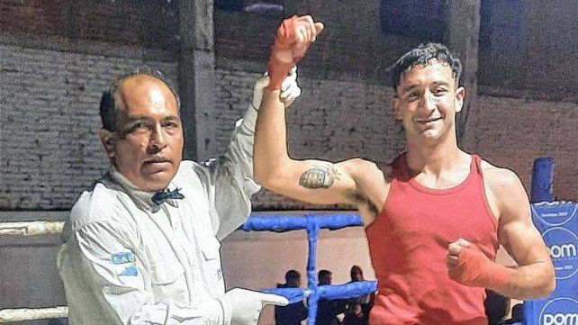 Franco Anzillero del Olimboxing se impuso por la vía rápida a Paredes de San Francisco.