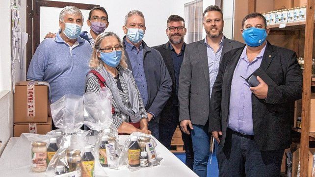 Participaron de la rúbrica, en la localidad de Santo Tomé, el rector Enrique Mammarella, el decano de FIQ  Adrian Bonivardi, el secretario de relaciones con el medio Lucas Bruera, el equipo de investigadores que desarrollaron la fórmula, y Matías Lucca Socio-Gerente de la empresa.