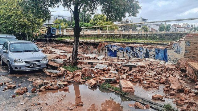 Este viernes un tapial de 20 metros, donde funciona la planta potabilizadora de Aguas Santafesinas, se cayó 