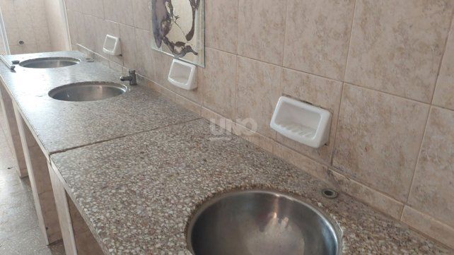 Los ladrones se llevaron toda la grifería de los baños. 