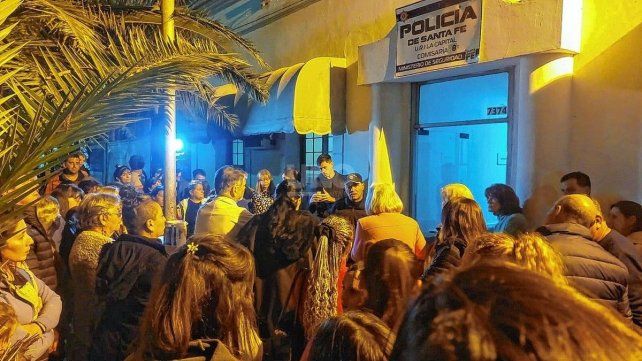 Vecinos concentrados frente a la Comisaría 8va. de barrio Guadalupe, con el pedido de seguridad.