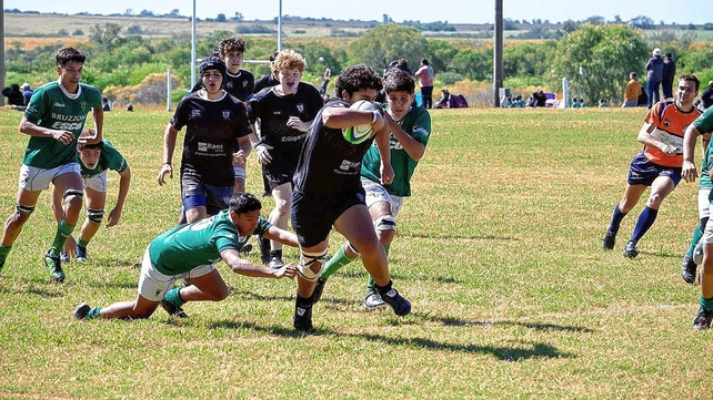 Las juveniles de Universitario de Santa Fe visitaron a Tilcara en la ciudad de Paran&aacute;.