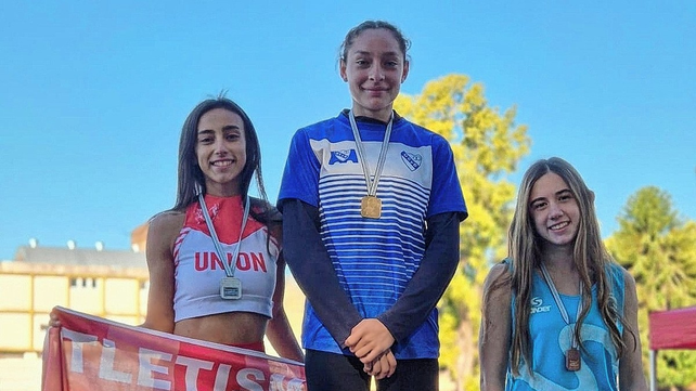 Paula Escudero (izquierda) logr&oacute; el pasaje al Nacional en los 400 metros con vallas.