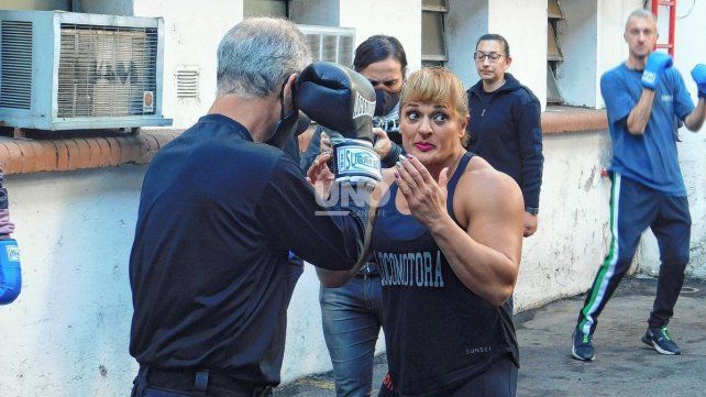 El jefe de la direcci&oacute;n general de boxeo, comisario Lastorta, recibiendo la instrucci&oacute;n de la destacada boxeadora Locomotora Oliveras.