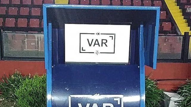 El VAR aterrizó este jueves en el fútbol argentino y debutó en la cancha de Colón. 