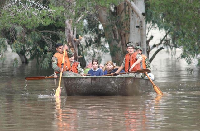 Catástrofe. En 2003 media capital provincial se vio inundada por el desborde del río Salado.
