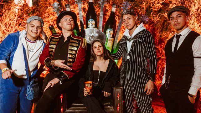 Disfraces creativos, shows en vivo y una multitud disfrutando con fernet en la FDD