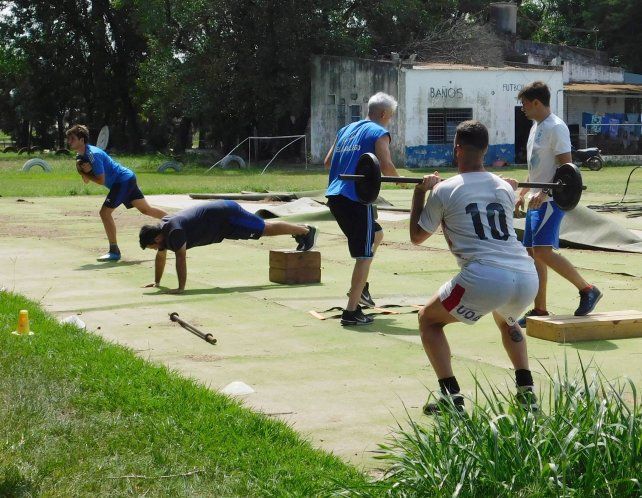 Los jugadores realizan diferentes tareas físicas, pensando en buscar el ascenso cuando regresen los torneos.  