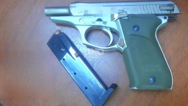 El detenido fue sorprendido con una pistola calibre .380 cargada, considerada arma de guerra