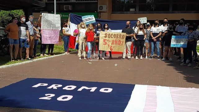 El grupo Padres Organizados se manifestaron frente al ministerio de Educación