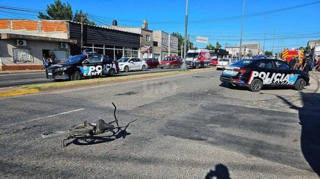 Accidente entre un ciclista y un automóvil en Iturraspe y Avenida Perón.