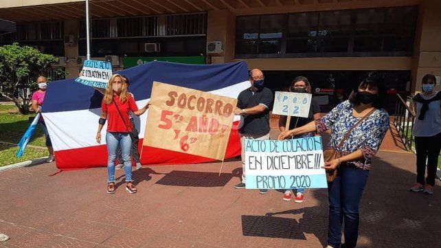 El grupo Padres Organizados se manifestaron frente al ministerio de Educación