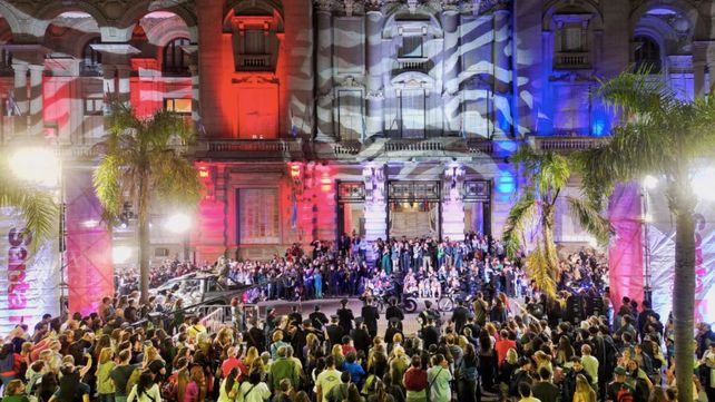 Noche de los Museos: hubo desfile militar nocturno y m&aacute;s de 80 espacios culturales abrieron sus puertas