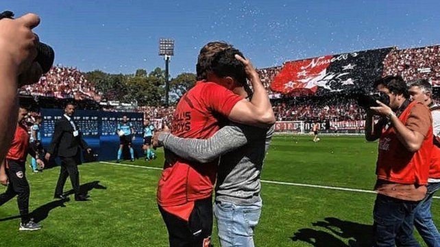 Gran abrazo entre l Gringo Heinze y Kily González en la previa del choque entre Newell