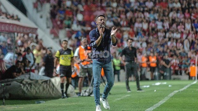 El técnico de Unión fue penalizado por una fecha redimible por multa y estaría en el banco ante Lanús.