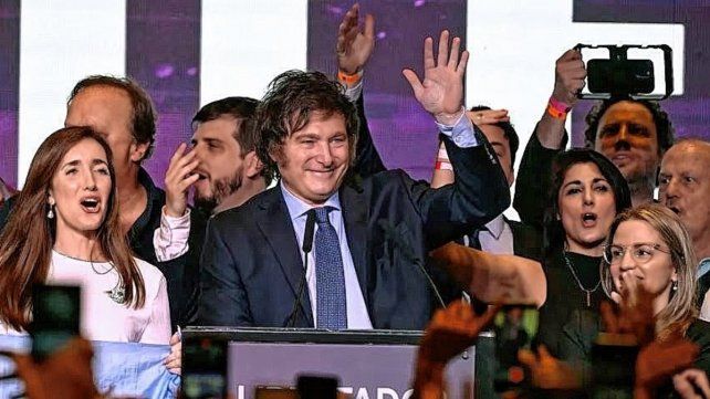 El candidato liberal Javier Milei en su búnker tras las generales.