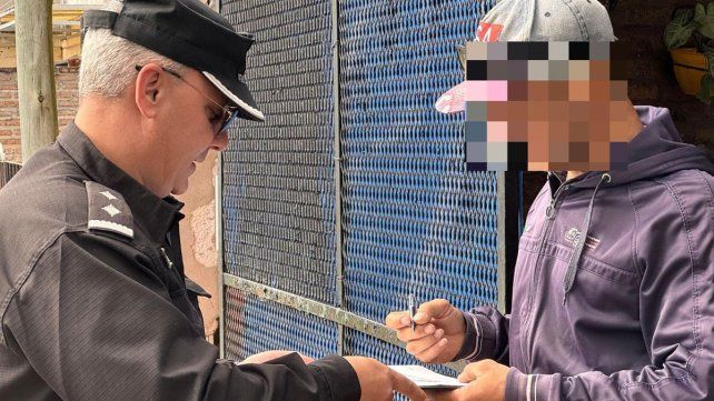 Entrega de notificaciones a familiares para el pago del costo por las amenazas de bomba en escuelas santafesinas 
