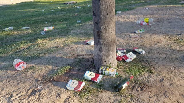 Restos de botellas, plásticos y papeles en la costanera Este