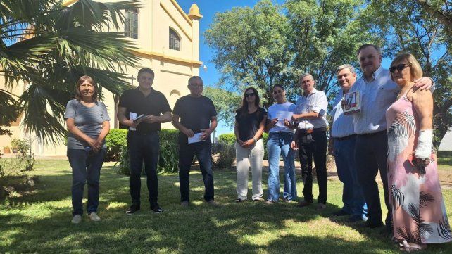 El senador Michlig y equipo de trabajo entregaron aportes y recorrieron obras en Arrufó