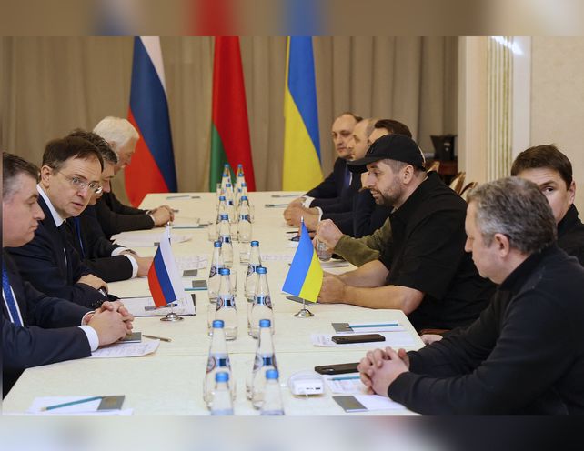 Ucrania y Rusia se reunieron en Bielorrusia y Kiev exigi&oacute; el retiro de las tropas invasoras