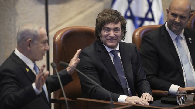 El primer ministro israelí, Benjamin Netanyahu (izquierda), recibe al presidente argentino, Javier Milei, junto al presidente de la Cámara de Representantes, Amir Ohana, en la Knéset, el parlamento israelí, en Jerusalén, el miércoles 11 de junio de 2025. (Foto AP/Ohad Zwigenberg)