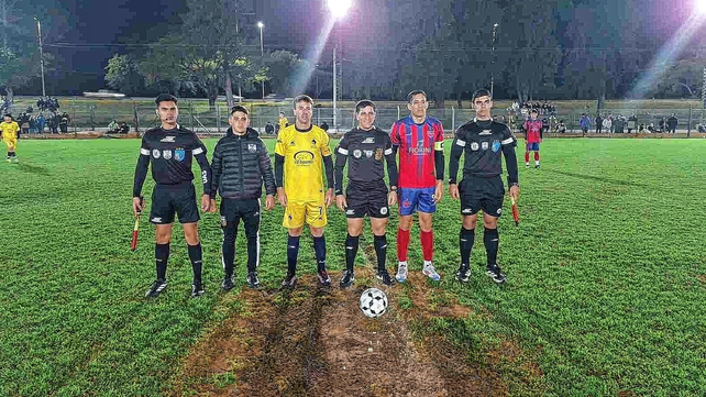 El árbitro Maximiliano Manduca junto a los capitanes de La Peral y El Quillá en el Parque del Sur. El árbitro Maximiliano Manduca junto a los capitanes de La Peral y El Quillá en el Parque del Sur.