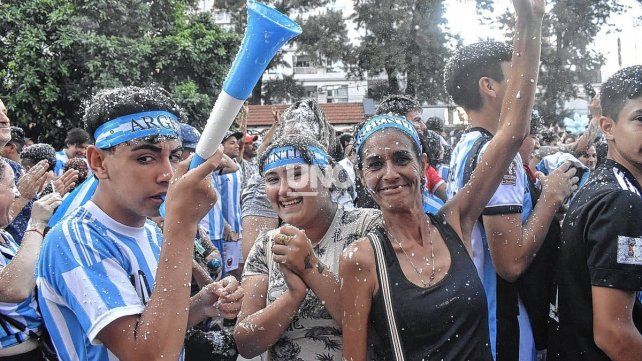 Las calles de la ciudad se vistieron de celeste y blanco con un festejo interminable con el pase de la Selección Argentina a la final del Mundial de Qatar.