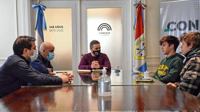 Nicolás Fernández y Mateo Freyre buscan ayuda económica para poder ir al Mundial Sub 20 de waterpolo que se desarrollará en República Checa.