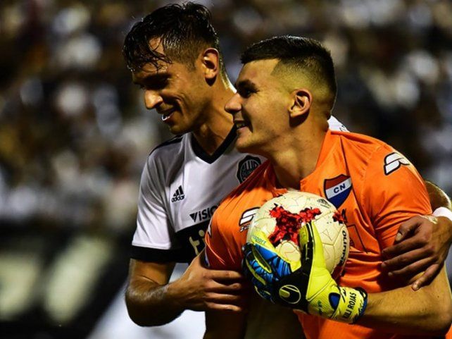 El arquero Santiago Rojas fue ofrecido a Colón ante la inminente partida de Leonardo Burián.