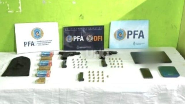 Durante los allanamientos, los agentes secuestraron dos pistolas calibre 9 milímetros, 218 cartuchos y dos cargadores del mismo calibre Durante los allanamientos, los agentes secuestraron dos pistolas calibre 9 milímetros, 218 cartuchos y dos cargadores del mismo calibre