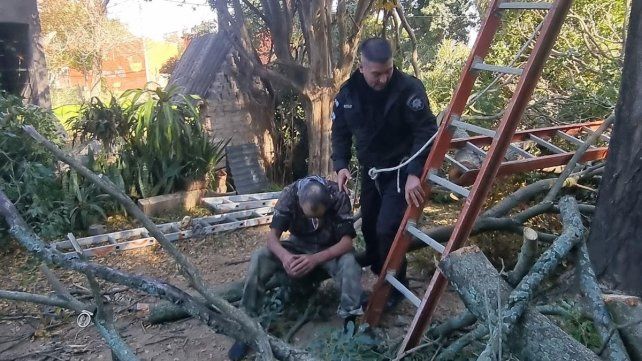 Impactante rescate a un hombre que quedó atrapado a 10 metros de altura con una motosierra encendida