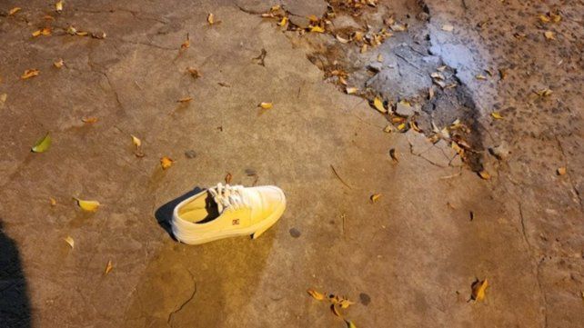  La zapatilla que quedó junto al taxi del chofer asesinado