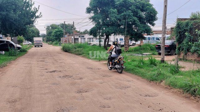 Vecinos denuncian que las calles de barrio La Esmeralda se encuentran "intransitables".