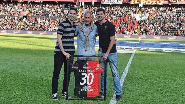 Col&oacute;n le hizo un reconocimiento a Lalo Vega.