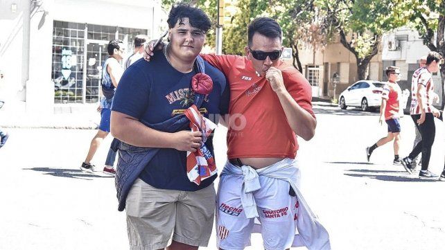Los hinchas de Unión animaron la previa del Clásico Santafesino en cercanías del estadio 15 de Abril.