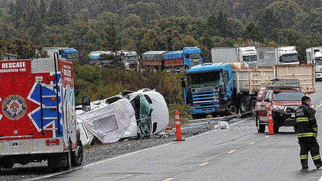 Seis muertos tras un choque entre un camión y una combi en la ruta 40, entre Bariloche y Villa La Angostura