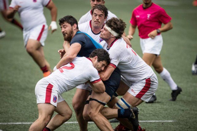 El tercera línea entrerriano Javier Ortega Desio intenta zafar de la múltiple marca de los chilenos para Argentina XV en el Sudamericano de rugby. prensa UAR