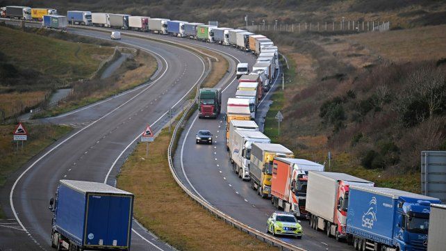 La nueva cepa de coronavirus puso en aislamiento a todo el Reino Unido, trayendo desesperanza ante la llegada de la vacuna.