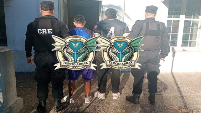 Cayeron dos hermanos con armas de fuego y más de 100 balas en el barrio Loyola Sur