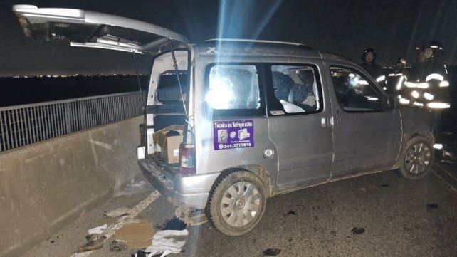 Tres heridos en choque de camión cargado con ganado y una pickup