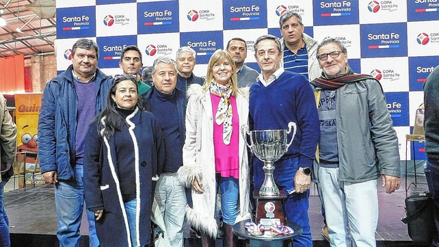 La vicegobernadora de Santa Fe, Alejandra Rodenas, junto a los representantes de la Federaci&oacute;n Santafesina de V&oacute;leibol.