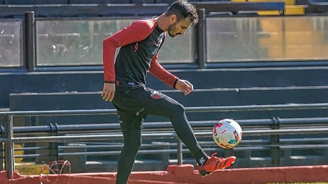 Mientras se demora la salida de Juan Sánchez Miño de Colón, Lanús se preocupa por el interés también de Independiente.