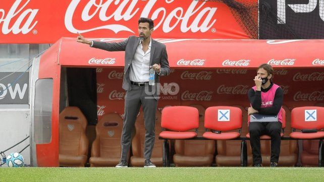 Eduardo Dom&iacute;nguez, habl&oacute; en la previa del duelo con Central C&oacute;rdoba, y dijo que "la gente quiere ganar" y por eso apuesta por una idea diferente en Col&oacute;n. Gentileza Rub&eacute;n Paredes
