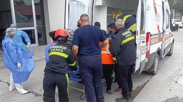 Bomberos y médicos, en el traslado del piloto del avión. 