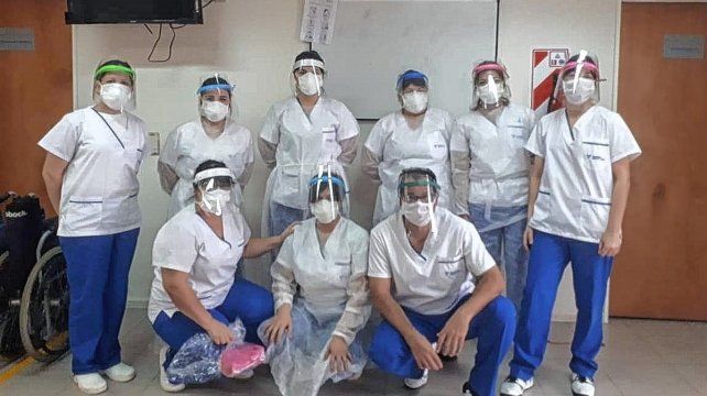 Enfermeras y enfermeros de Santa Fe con sus elementos de protección sanitaria para trabajar.